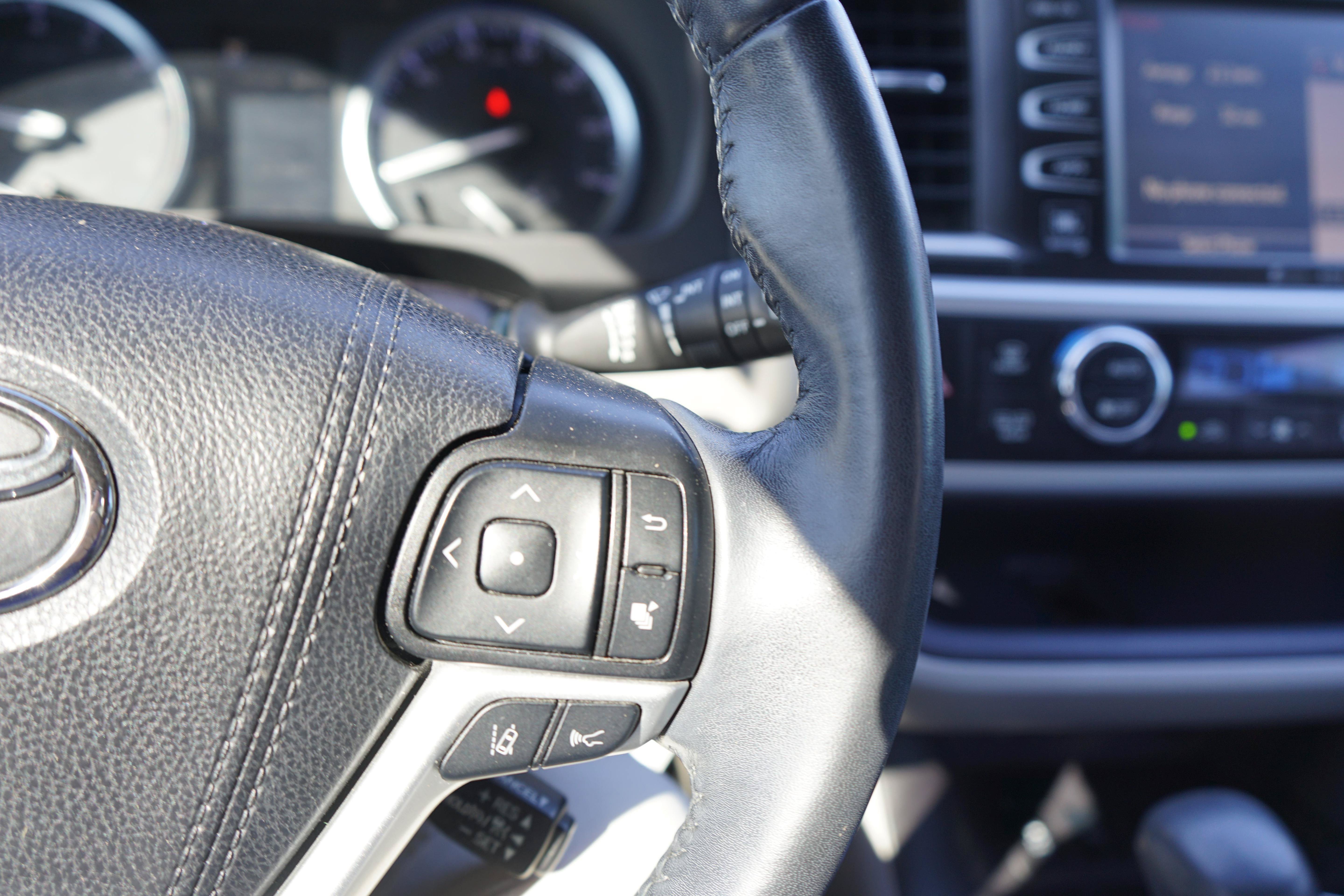 Used 2019 Toyota Highlander Limited FWD image 12