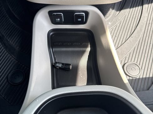 Used 2019 Chrysler Pacifica Limited FWD image 23