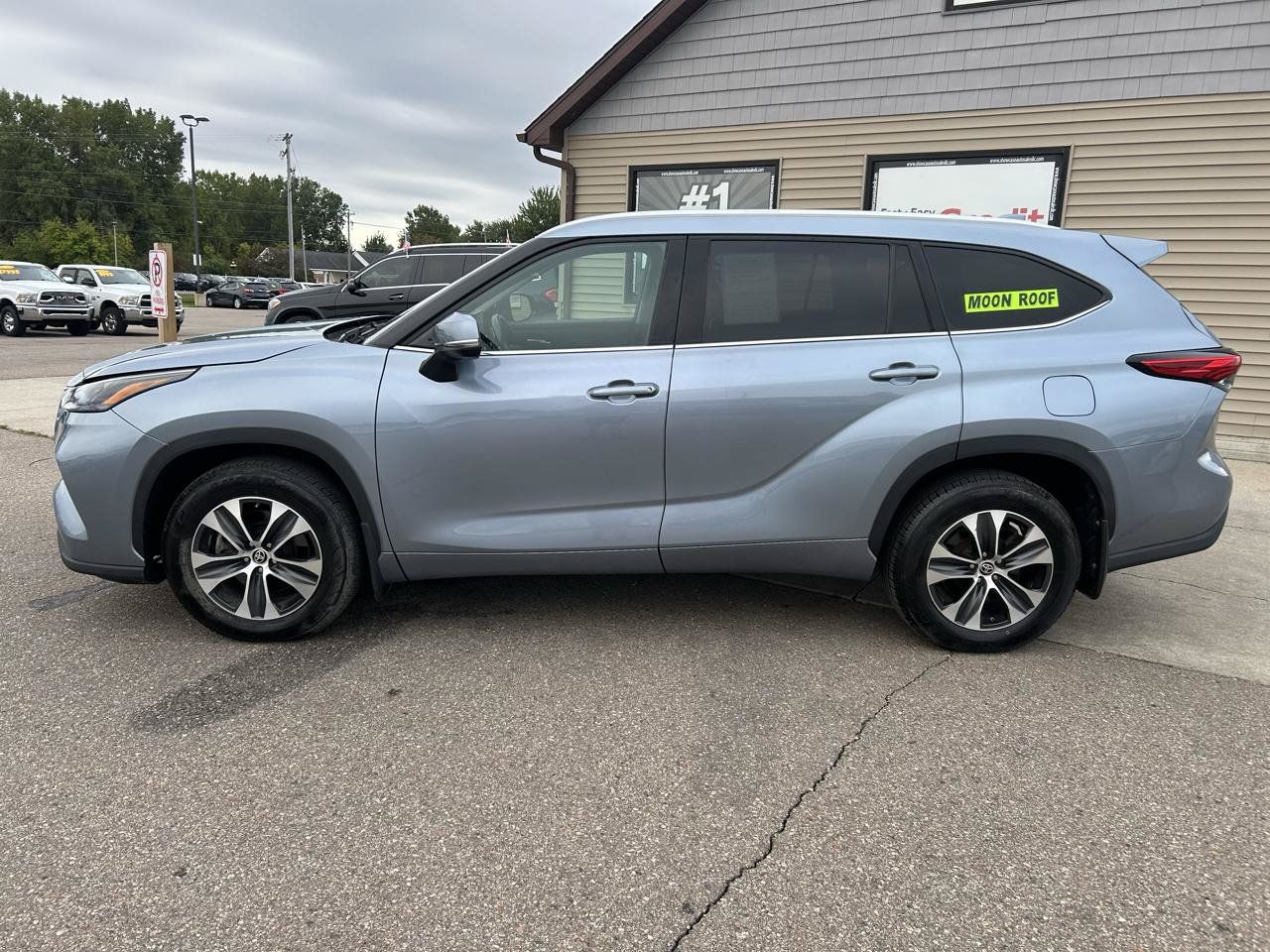 Used 2022 Toyota Highlander XLE AWD/4WD image 8