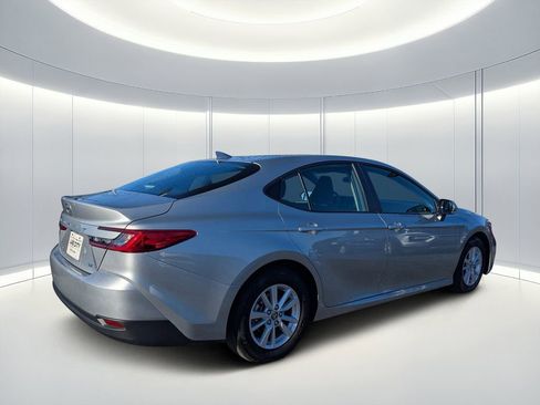 Used 2025 Toyota Camry LE image 4