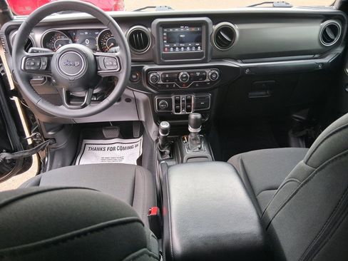 Used 2023 Jeep Gladiator Willys image 9