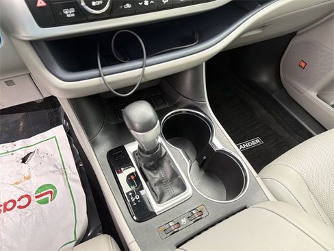 Used 2018 Toyota Highlander Limited Platinum image 31