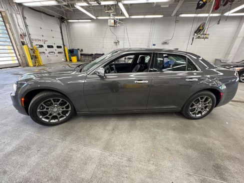 Used 2019 Chrysler 300 Limited AWD/4WD image 2