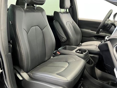 New 2026 Chrysler Pacifica Select image 11