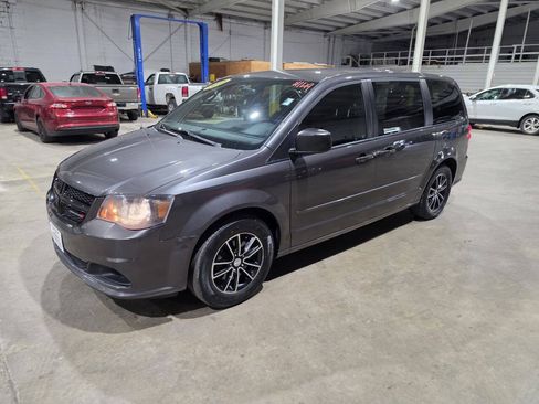 Used 2015 Dodge Grand Caravan SE w/ Quick Order Package 29E SE FWD image 1