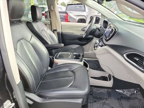 Certified 2024 Chrysler Pacifica Touring-L image 19