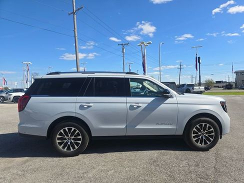 Used 2025 Ford Expedition Platinum AWD/4WD image 3
