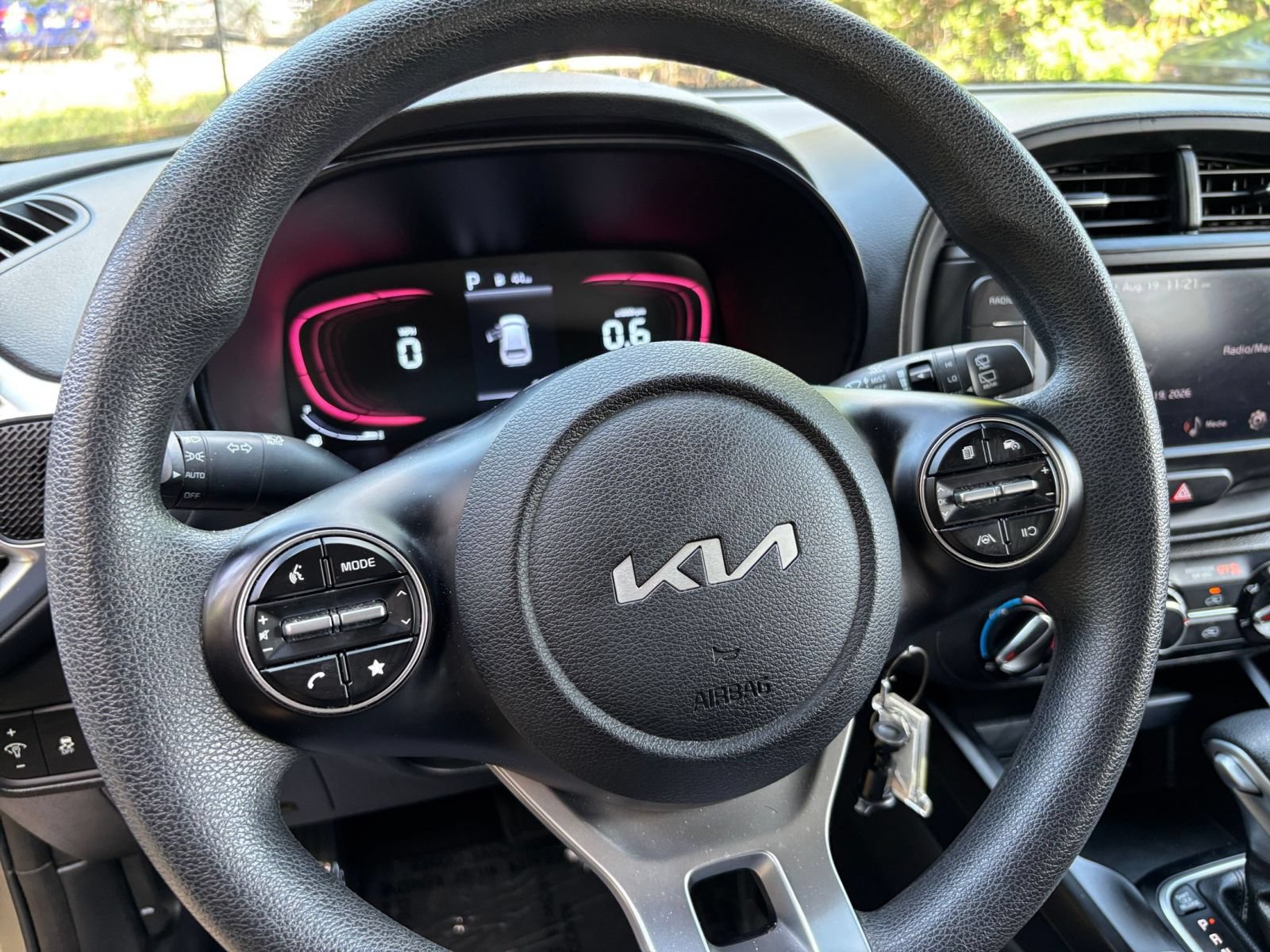 Used 2025 Kia Soul LX w/ LX Technology Package FWD image 27