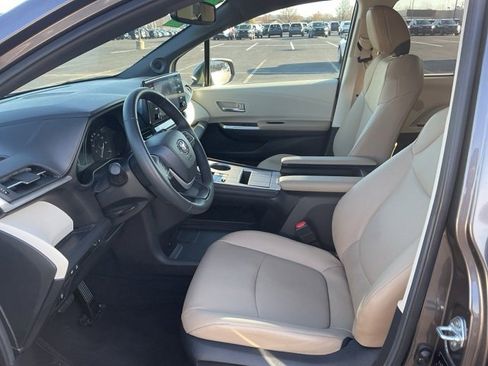 Used 2024 Toyota Sienna XLE image 12