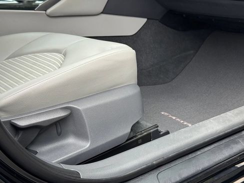 Used 2019 Toyota Camry SE w/ Carpet Mat Package FWD image 27