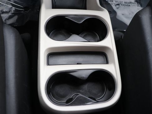 Used 2023 Chrysler Voyager LX image 31