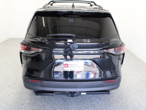 Used 2024 Toyota Sienna XLE Woodland Edition AWD/4WD image 8