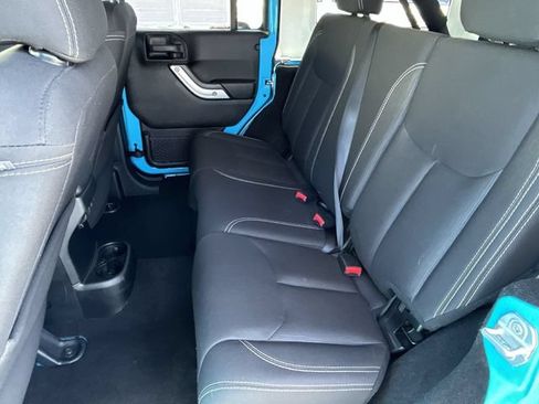 Used 2018 Jeep Wrangler Unlimited Rubicon w/ Connectivity Group AWD/4WD image 16