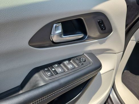 Used 2023 Chrysler Pacifica Touring-L FWD image 22