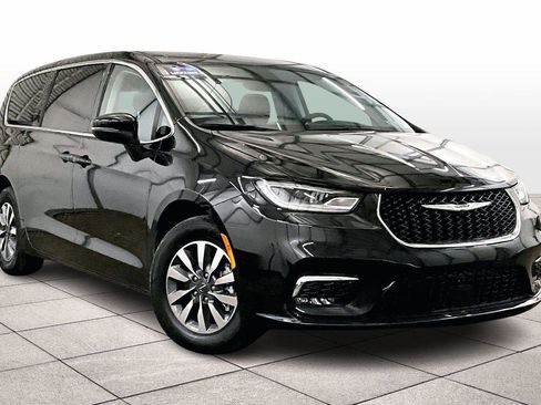 Used 2023 Chrysler Pacifica Touring-L image 2