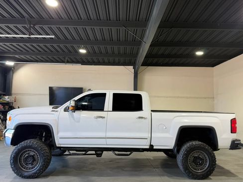 Used 2016 GMC Sierra 2500 SLT w/ Duramax Plus Package AWD/4WD image 8