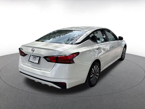Used 2025 Nissan Altima 2.5 SV FWD image 12