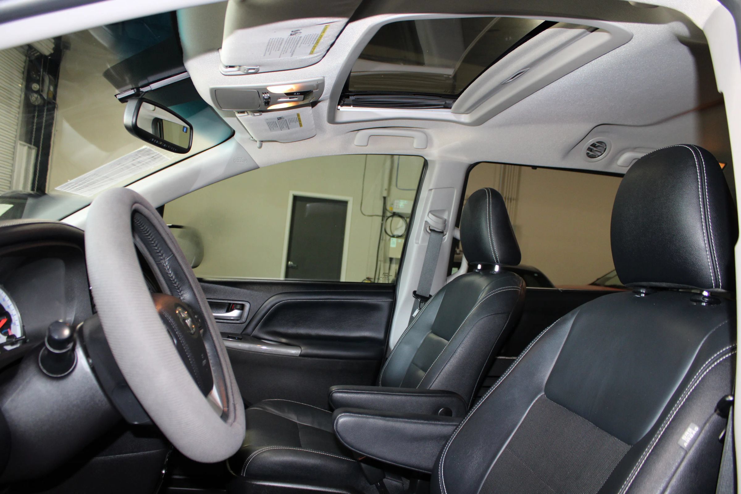 Used 2015 Toyota Sienna SE w/ SE Preferred Package FWD image 26
