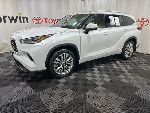 Used 2025 Toyota Highlander Platinum image 4