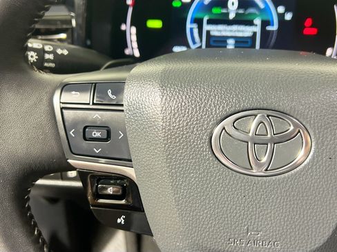Used 2025 Toyota Camry SE w/ Convenience Package FWD image 18