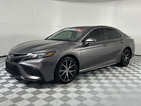 Used 2022 Toyota Camry SE w/ Convenience Package FWD image 4