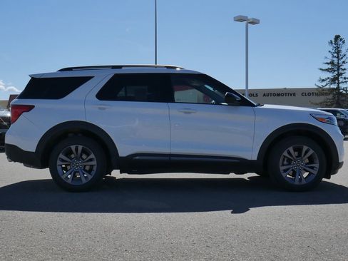 Used 2022 Ford Explorer XLT w/ Equipment Group 202A image 12