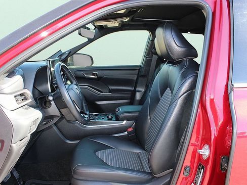 Used 2025 Toyota Highlander XSE image 17