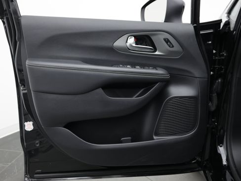 Used 2025 Chrysler Pacifica Select FWD image 15