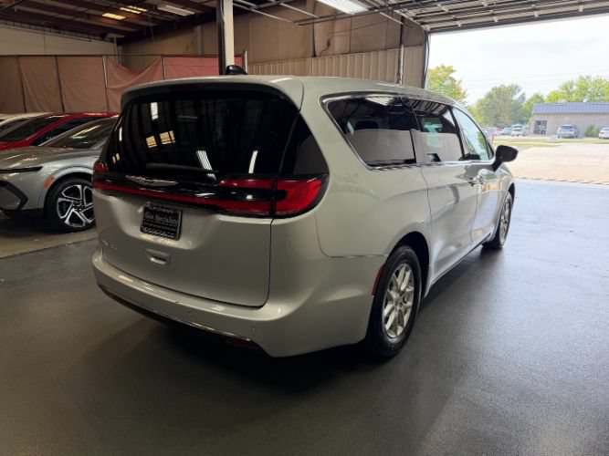 Used 2024 Chrysler Pacifica Touring-L FWD image 6
