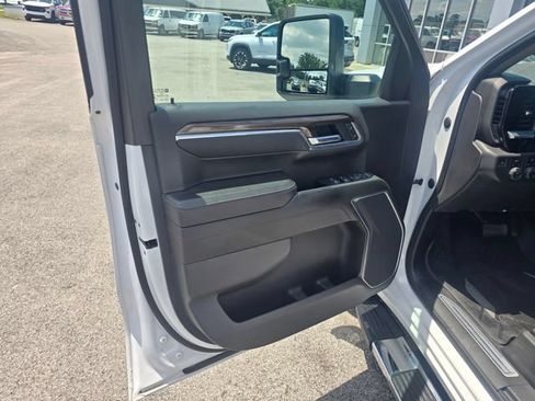 Used 2022 Chevrolet Silverado 1500 LT w/ Protection Package AWD/4WD image 11