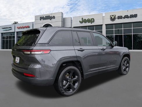 Certified 2025 Jeep Grand Cherokee Limited w/ Luxury Tech Group II RWD image 3