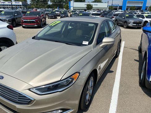 Used 2017 Ford Fusion SE FWD image 3