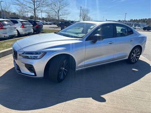 Used 2022 Volvo S60 B5 Momentum FWD image 23