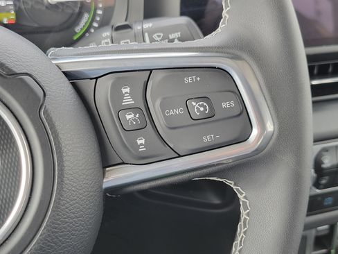 Used 2025 Jeep Wrangler Unlimited Sahara image 13