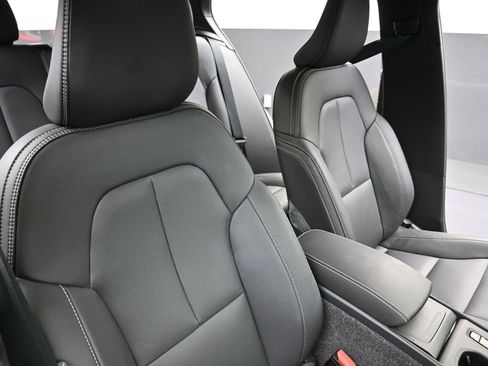 Certified 2025 Volvo XC40 B5 Core image 14