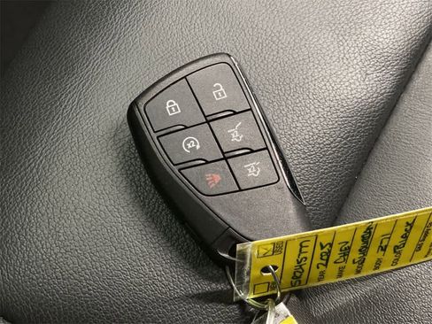 Used 2025 Chevrolet Suburban Z71 image 28