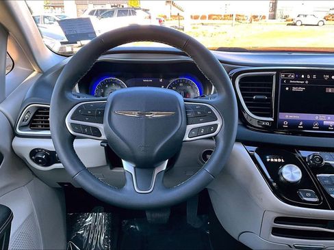 Used 2023 Chrysler Pacifica Touring-L FWD image 7