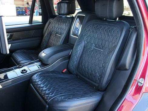 Used 2020 Land Rover Range Rover SV Autobiography Dynamic image 32