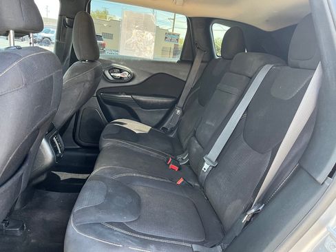 Used 2017 Jeep Cherokee Latitude FWD image 26