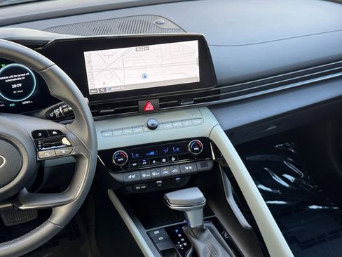 Used 2025 Hyundai Elantra Limited image 21