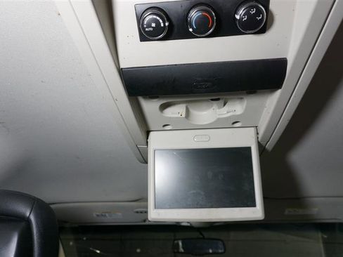 Used 2013 Chrysler Town & Country Touring image 20