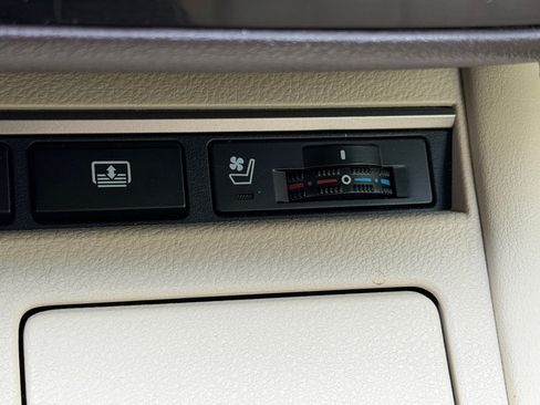 Used 2016 Lexus ES 300h w/ Luxury Package w/Wood Trim FWD image 33