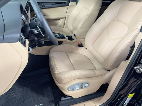 Certified 2026 Porsche Macan AWD/4WD image 5