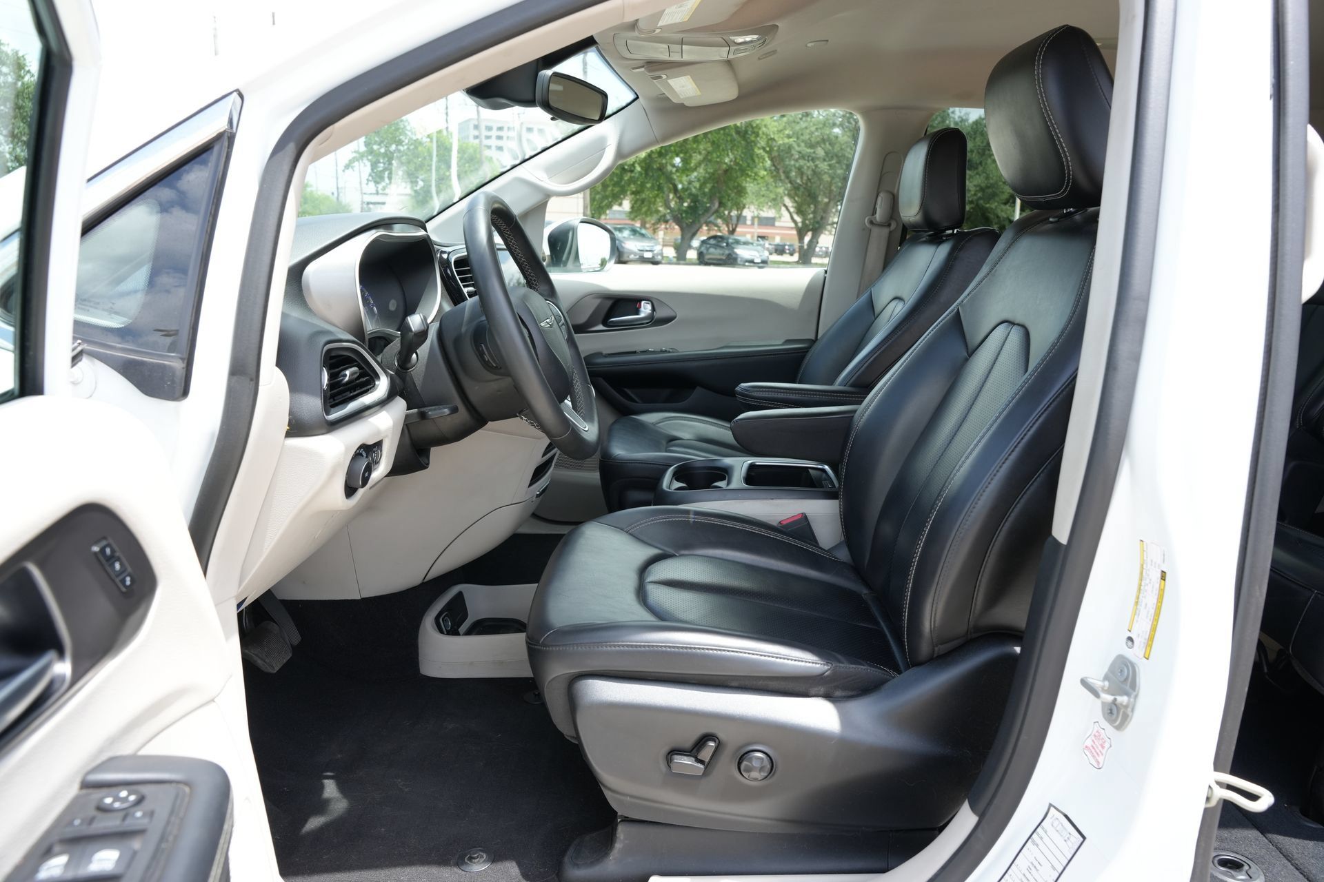 Used 2023 Chrysler Pacifica Touring-L FWD image 16
