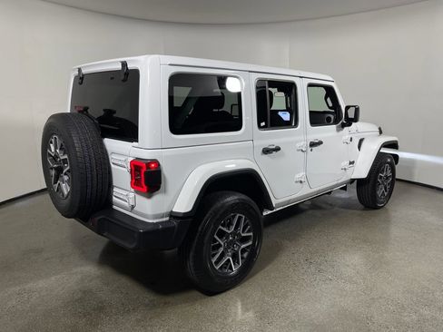 Used 2025 Jeep Wrangler Unlimited Sahara AWD/4WD image 3