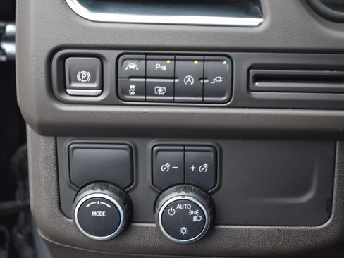 Used 2022 Chevrolet Suburban LT w/ Luxury Package image 16