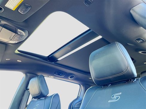 Certified 2024 Chrysler Pacifica Premium image 22