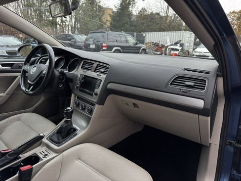 Used 2015 Volkswagen Golf S image 32