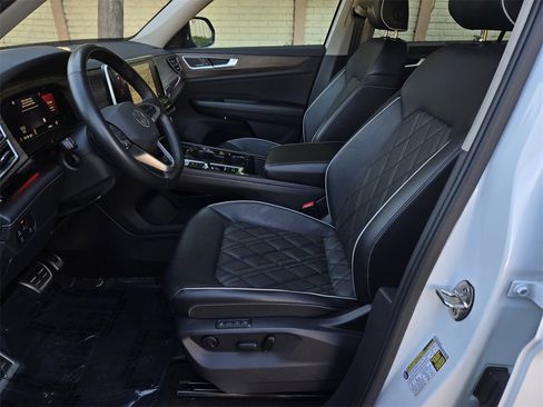 Used 2025 Volkswagen Atlas SEL Premium R-Line image 18