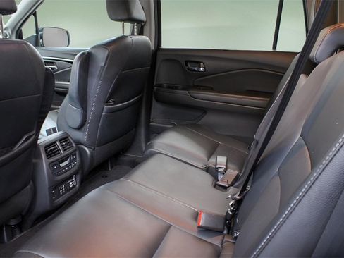 Used 2022 Honda Pilot Touring image 11